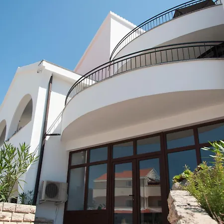 Domus Albus Apartman *